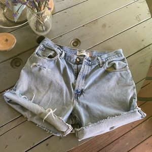 Levi’s 560 Cut Offs ☀️